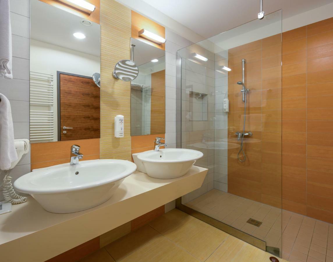 Bretanide Sport & Wellness Resort Bol Esterno foto